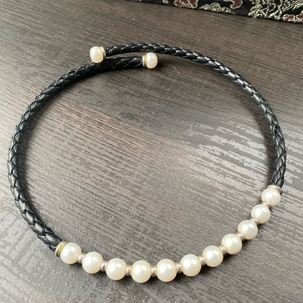 Amazing Pearl & Leather Flex Choker